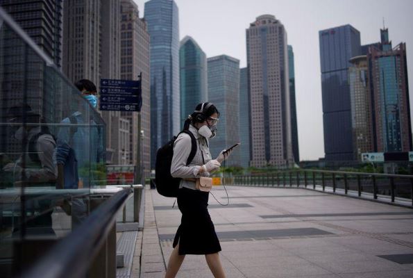 امرأة تضع كمامة على وجهها في شنغهاي يوم 4 يونيو 2020. تصوير: ألى سونغ - رويترز
